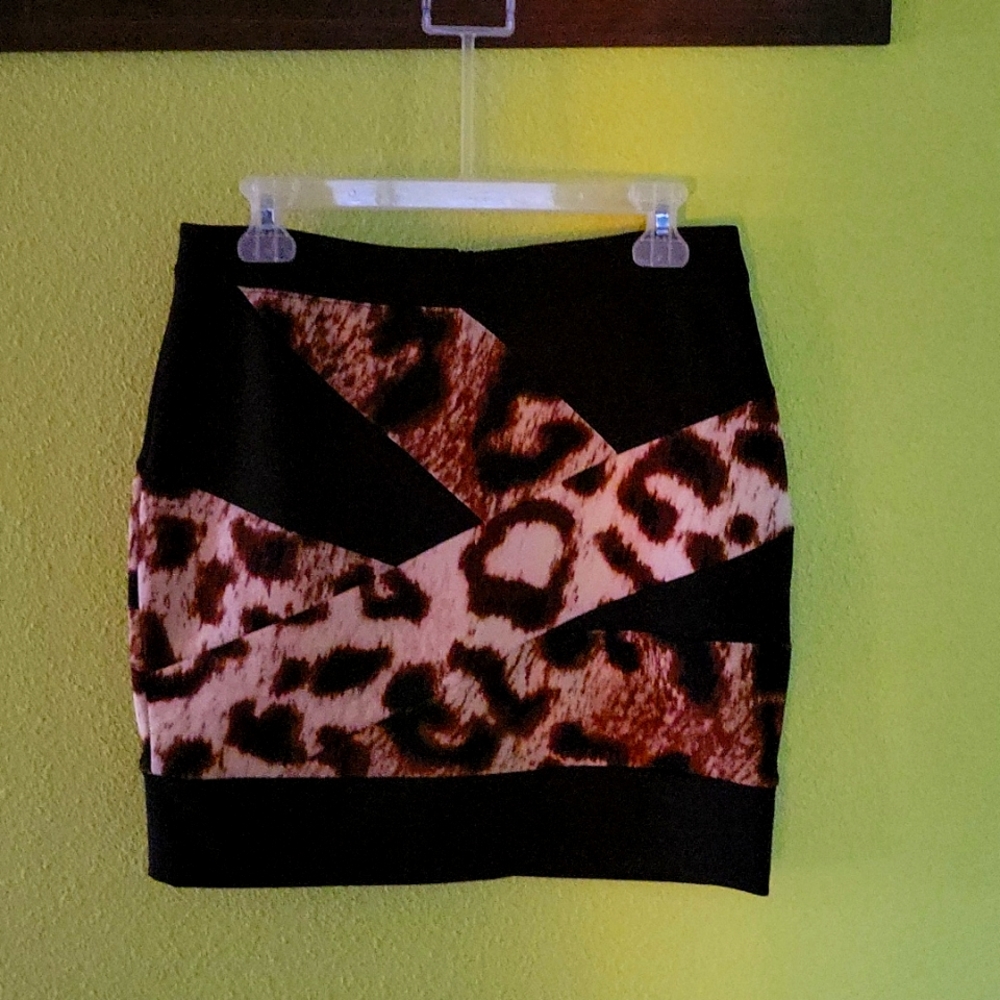 Nicole leopard print skirt by Nicole Miller